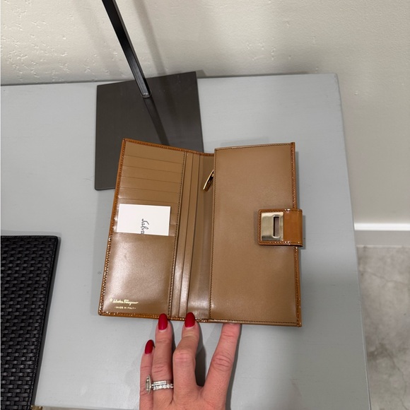 Salvatore Ferragamo Tan patent leather wallet - Picture 4 of 7